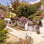 Alexandra's House בית הארחה 3*