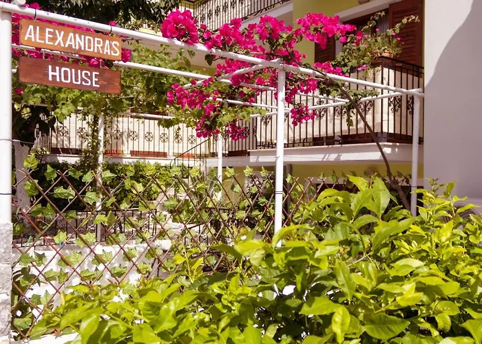 Alexandra's House בית הארחה 3*