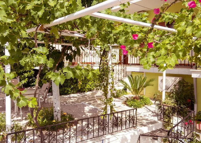 בית הארחה Alexandra's House 3*