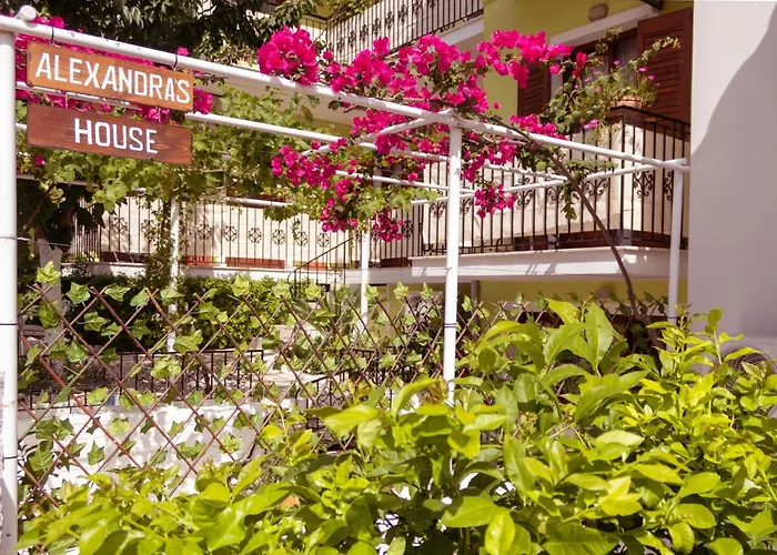 בית הארחה Alexandra's House 3*